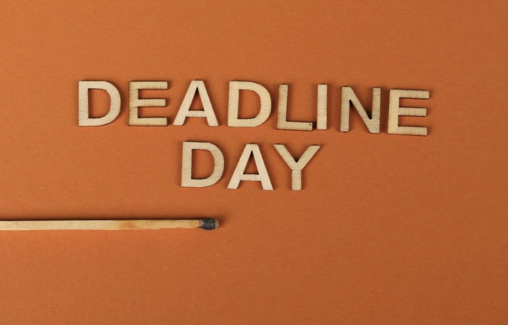 橘色背景上放著「Deadline Day」文字與一根燒焦的火柴，象徵壓力與拖延造成的心理耗竭。