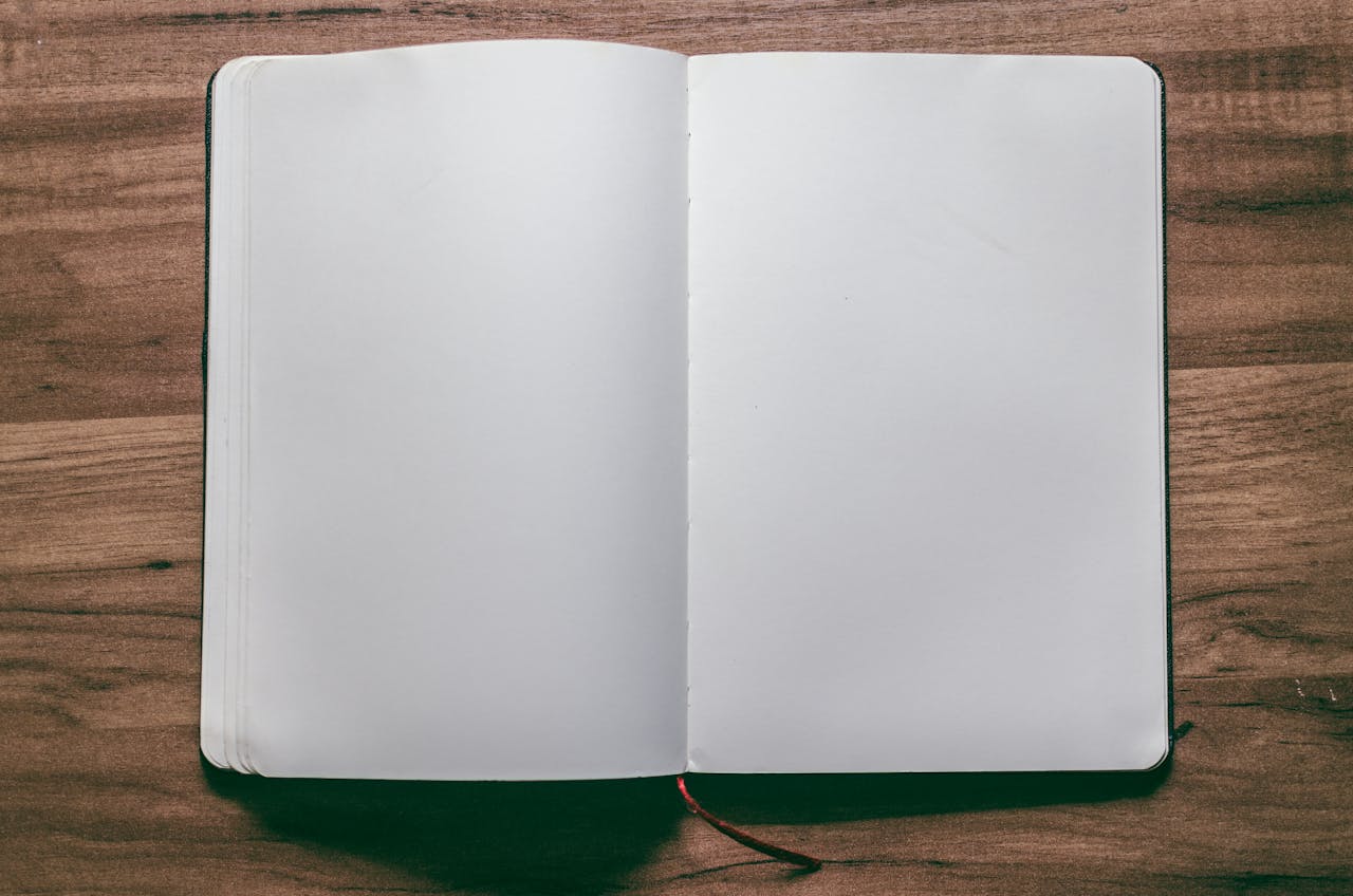 攤開的空白筆記本，象徵書寫的開始與每個人都值得書寫自己的故事