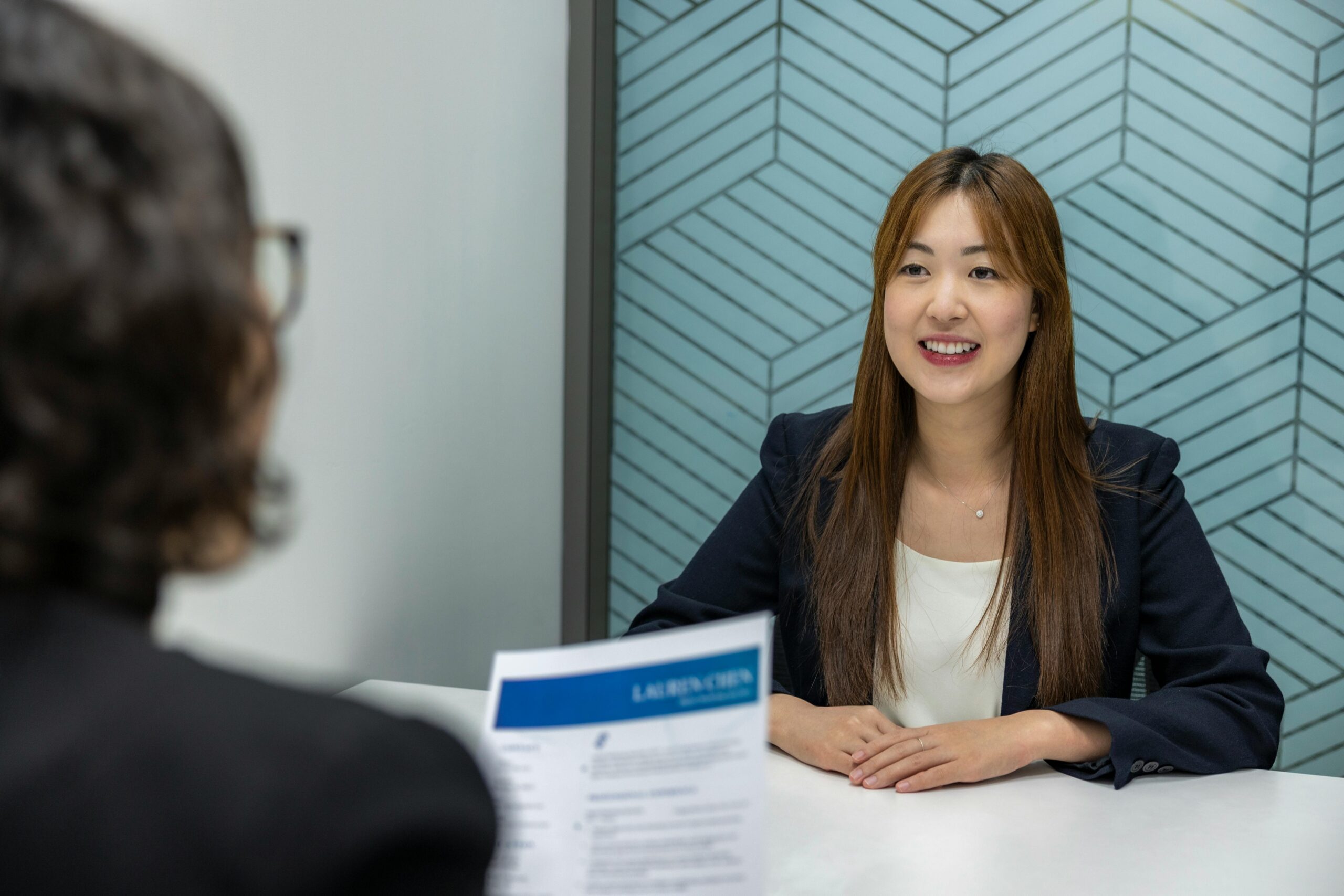 一位女子正在進行一場求職面試