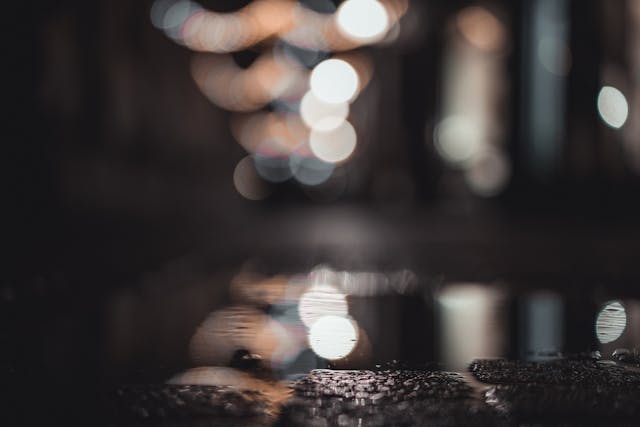 夜晚街道上的倒影，象徵後悔與內心低谷的情緒