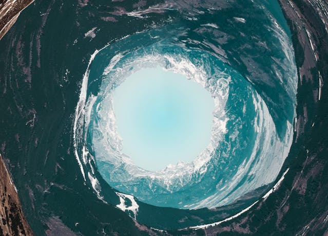 從高空俯瞰彷彿旋渦的冰雪山谷，象徵自我困住與內在深淵