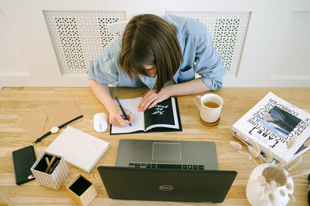 女性伏案工作與筆記，象徵專業背後的付出與備戰日常