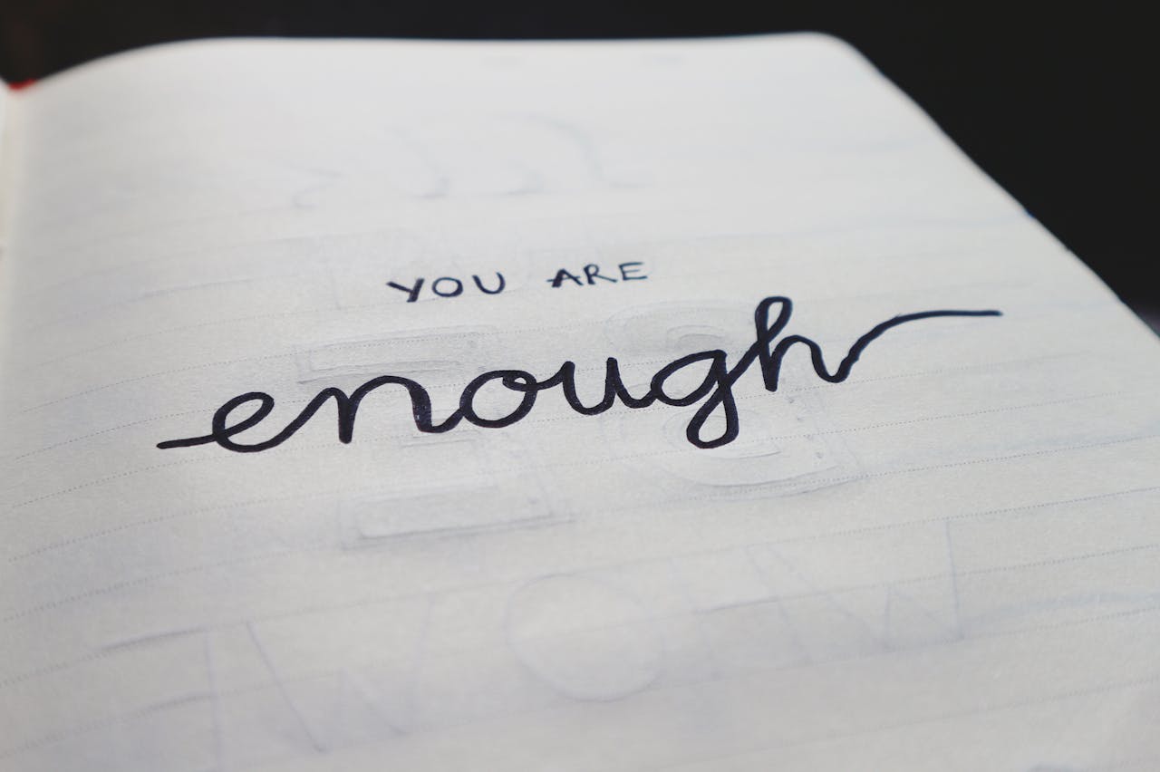 手寫的字句 You are enough，象徵寫作是一種溫柔的陪伴，也是一種自我療癒的力量