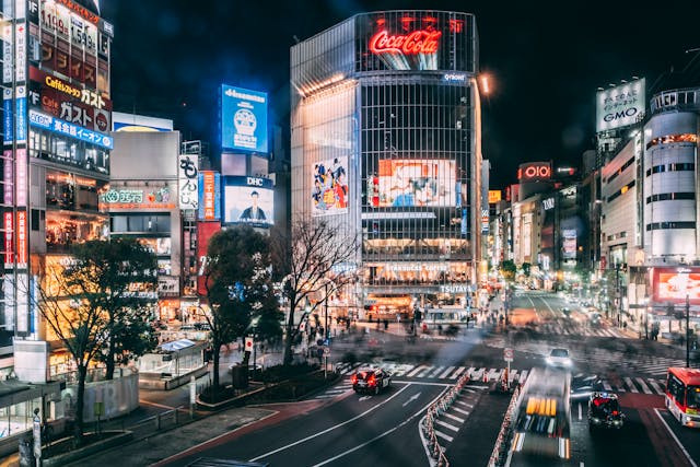 日本都市夜景，高樓廣告與十字路口的動態光影