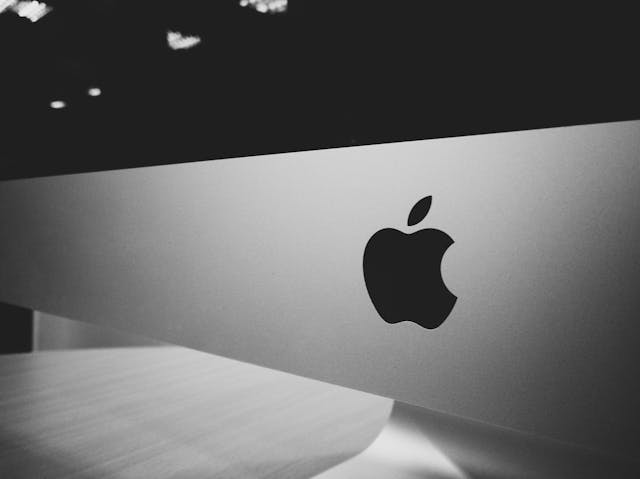 Apple 蘋果產品的黑白特寫，展現品牌極簡與高端定位