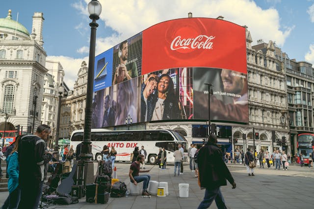 倫敦街頭大型 Coca-Cola 廣告牌，象徵品牌龍頭在消費者心智中的定位