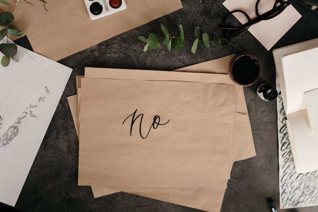 桌上牛皮紙信封寫著「No」，象徵拒絕與劃下界線的決斷