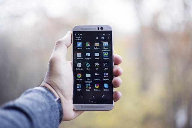 HTC 品牌手機特寫，代表品牌在行銷定位上的案例
