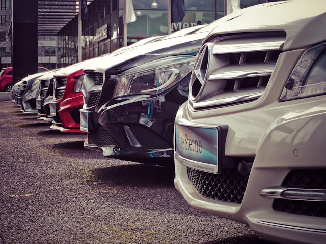 多輛 Mercedes-Benz 停放於展間外，代表豪華車品牌在消費者心智中的位置