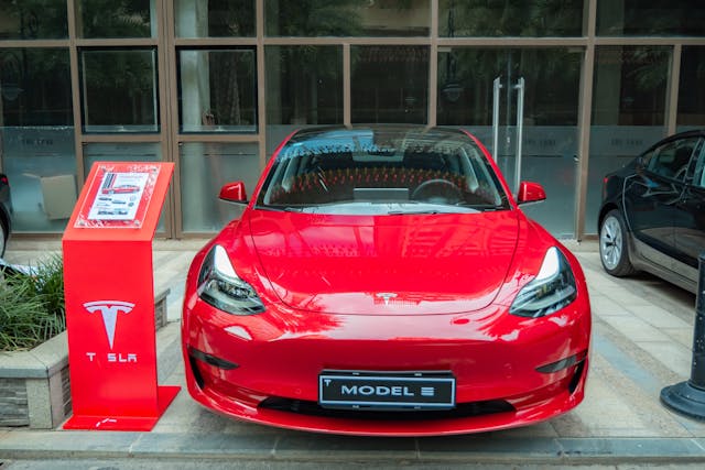 Tesla 品牌展示與 Model 3 車款，象徵電動車在消費者心中的全新定位