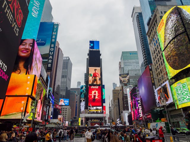 Times Square 的可口可樂與各大品牌廣告，展現龍頭品牌的強大定位