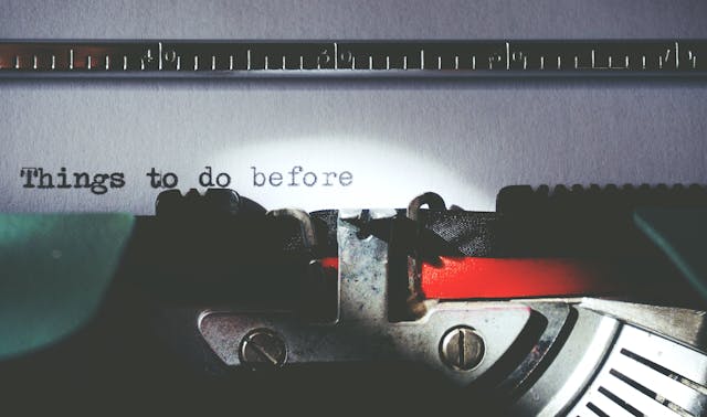 「打字機正在紙上輸出文字，顯示出 'Things to do before'。」